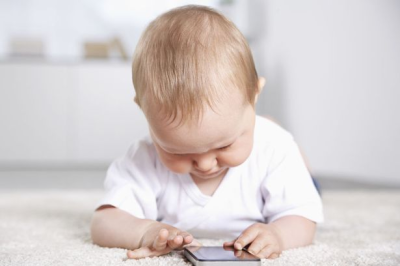  موبایل مدام دست کودک تان است؟ منتظر این بیماری ها باشید