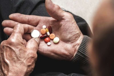 ۲۸۳۶ همت از مطالبات داروخانه‌ها و مراكز درمانی غیر دانشگاهی پرداخت شد