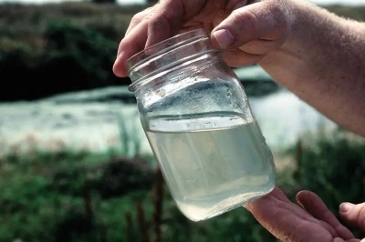 آزمایش آب در آستارا برای جلوگیری از بروز بیماری‌های منتقله پس از سیل