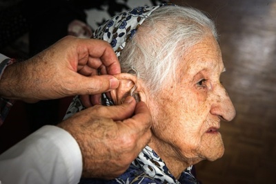 علایم کم‌شنوایی در سالمندان/یک سوم افراد بالای ۶۵ سال کم‌شنوایی دارند