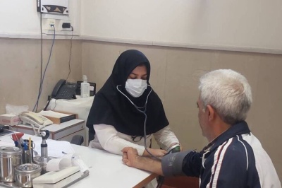 ویزیت رایگان سالمندان در روستای شیرکوه با حضور تیم سلامت توتکابن