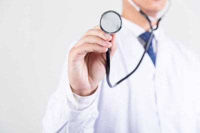 از رئیس جمهور پزشک انتظار رفع مسائل سلامت را داریم/کمبود 80 هزار نیروی بهداشتی